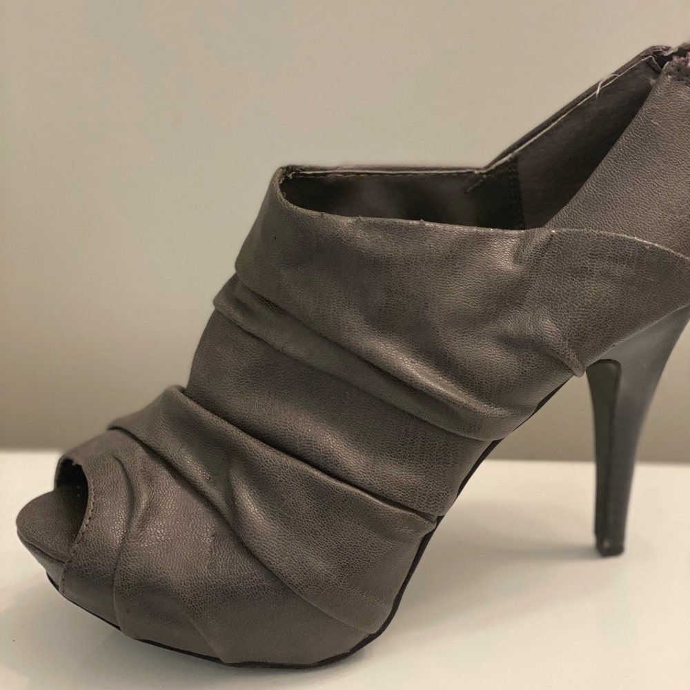 Heels - Picture 2 of 2